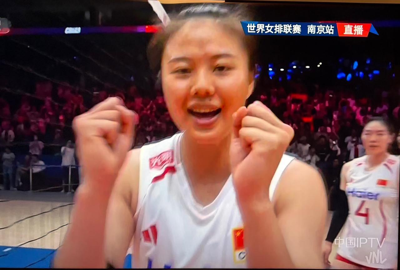 中国女排以3:2战胜泰国队，取得世界女排联赛的首场胜利，值得庆祝👏这是一场