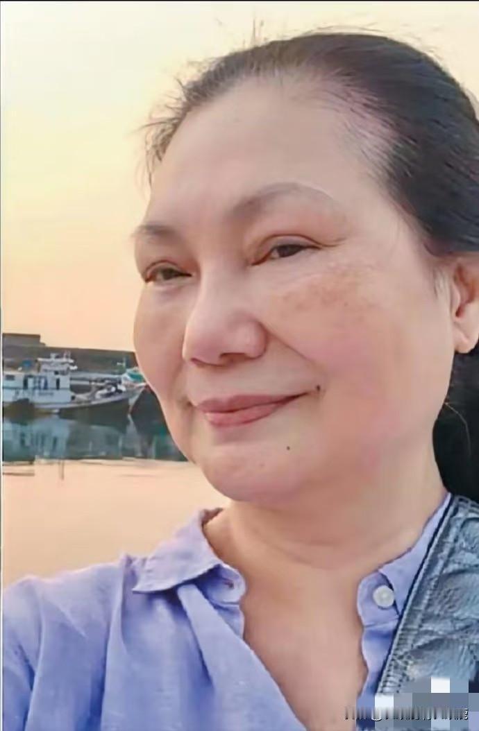S妈说话前言不搭后语，看她说话水平，真的是没读过什么书。有记者问她具俊晔是不