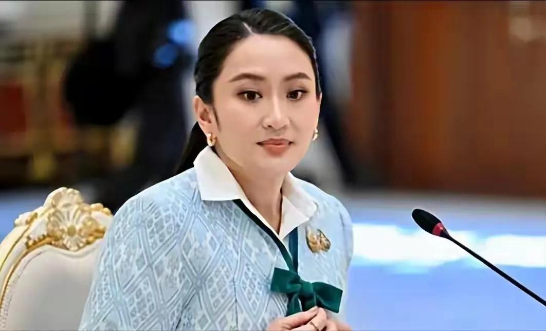 泰国总理佩通坦复出已经毫无悬念，据报道，佩通坦生日当天微笑出庭自辩，还有一周就官