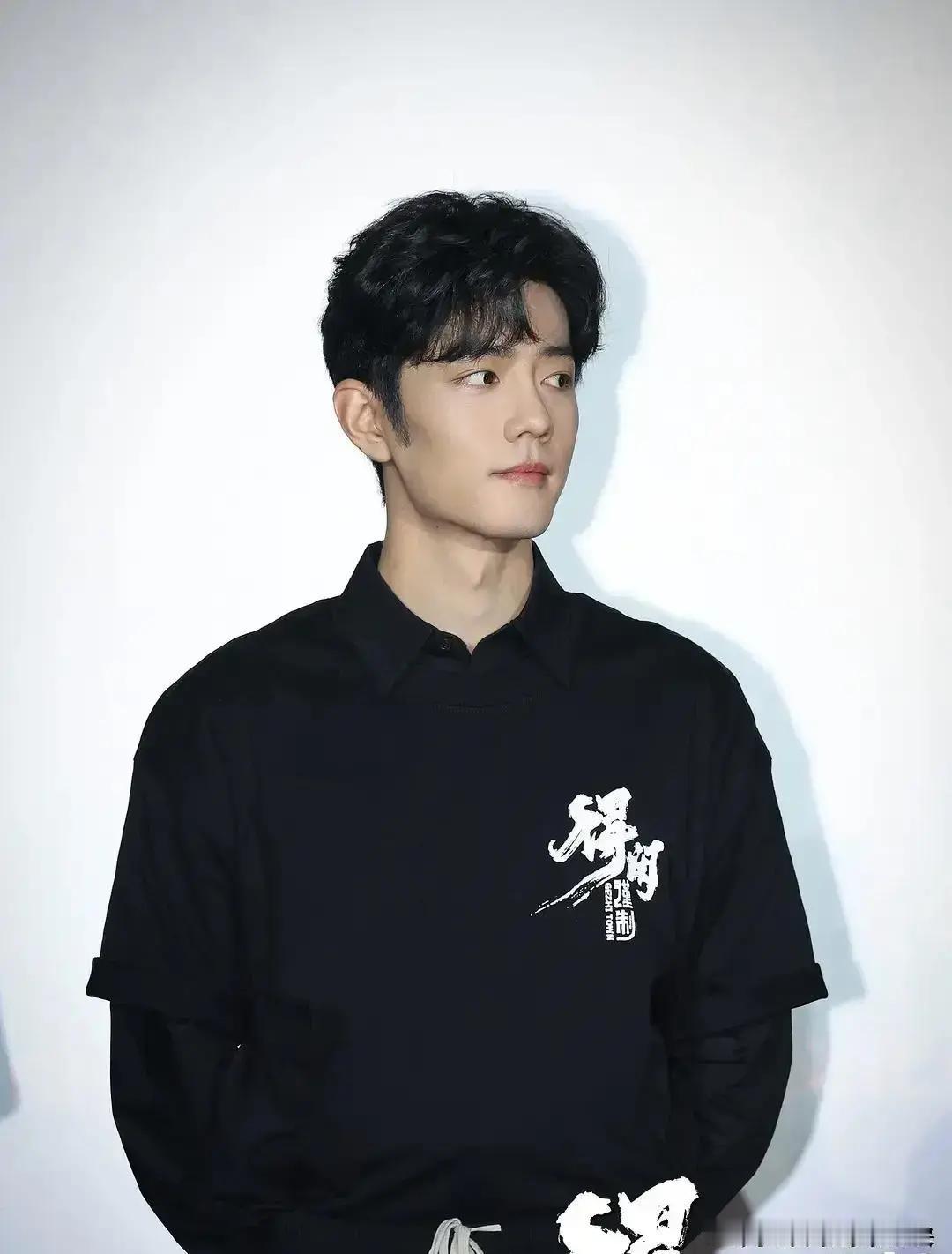 胡歌给肖战新剧包场，评论区直接炸锅：哥俩啥时候这么铁？别急着嗑CP，这波是