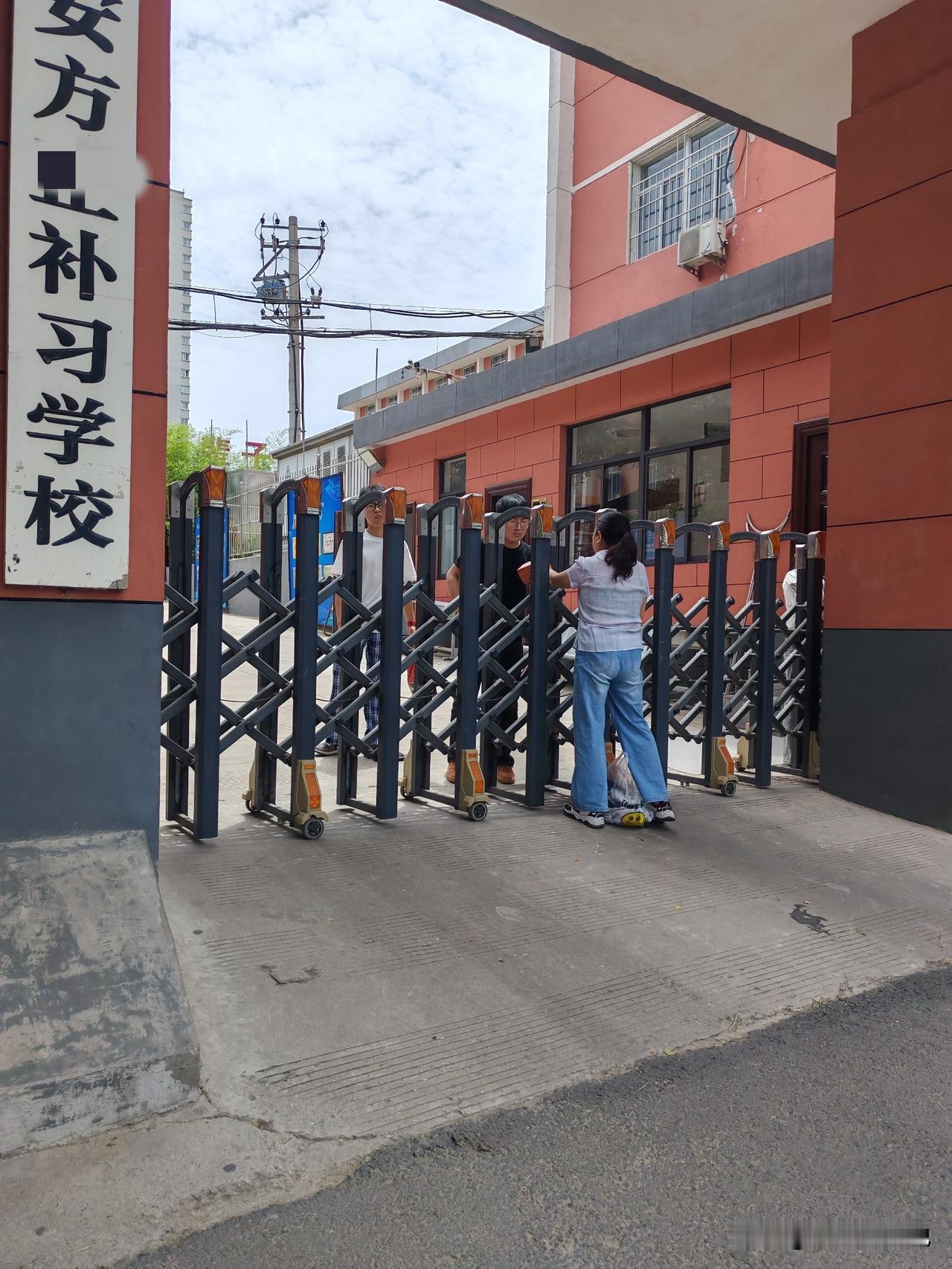 父母眼里全是孩子这是我6月1日路过西安太华路拍摄到的几张图片，小小的细节，满满