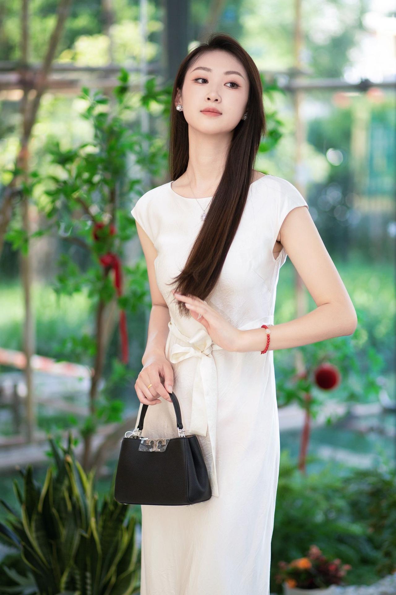 为什么成熟的女人越来越受欢迎一袭白裙邂逅满目绿意，温柔在细碎光影里缓缓流淌。不疾