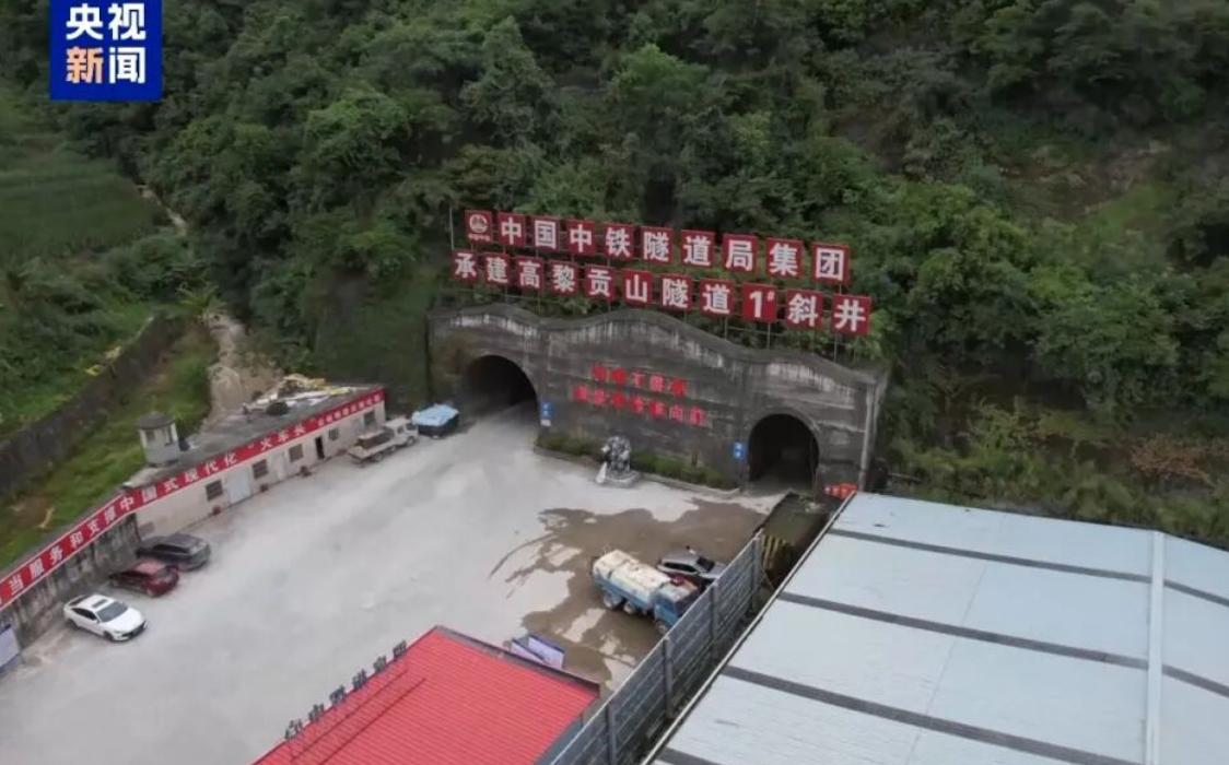 8月17日这天，在横断山脉地下765米的地方，有两个相向挖了11年的工作面，终于
