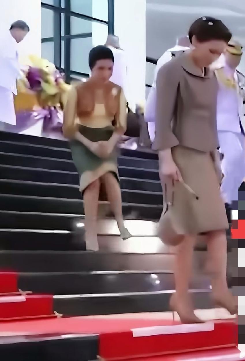发现没有，只要不在正后方就不用低人一等。诗妮娜跟在苏提达后面下楼梯，站在高处的她
