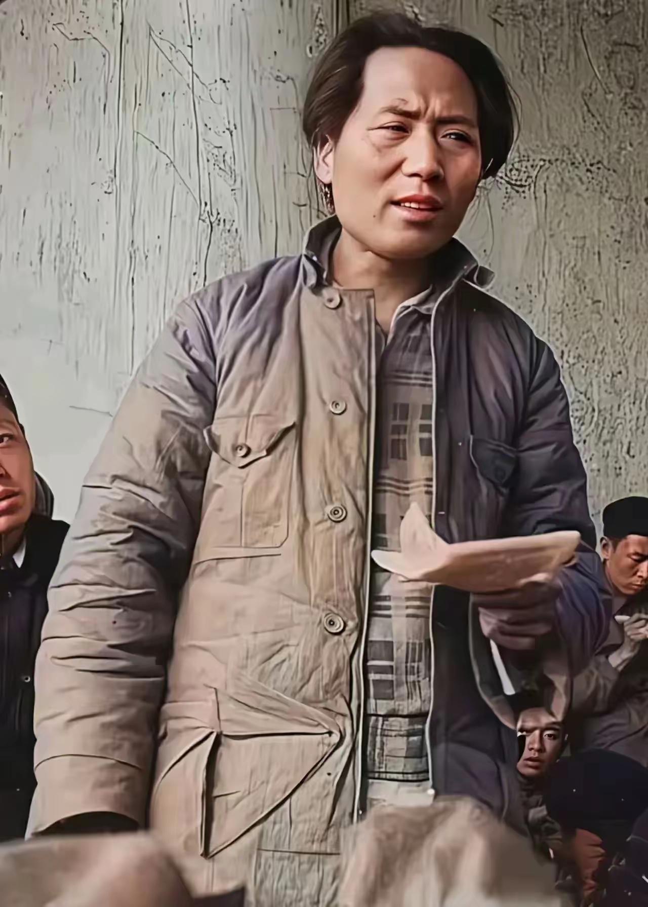 这张延安抗大的老照片，藏着最动人的力量，伟人站在这里讲《论持久战》，为将士们拨开