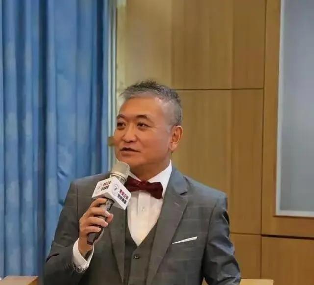 5月10日，台湾孙文学校总校长张亚中办公室主任何启圣说：郑丽文并不像表面看到的那