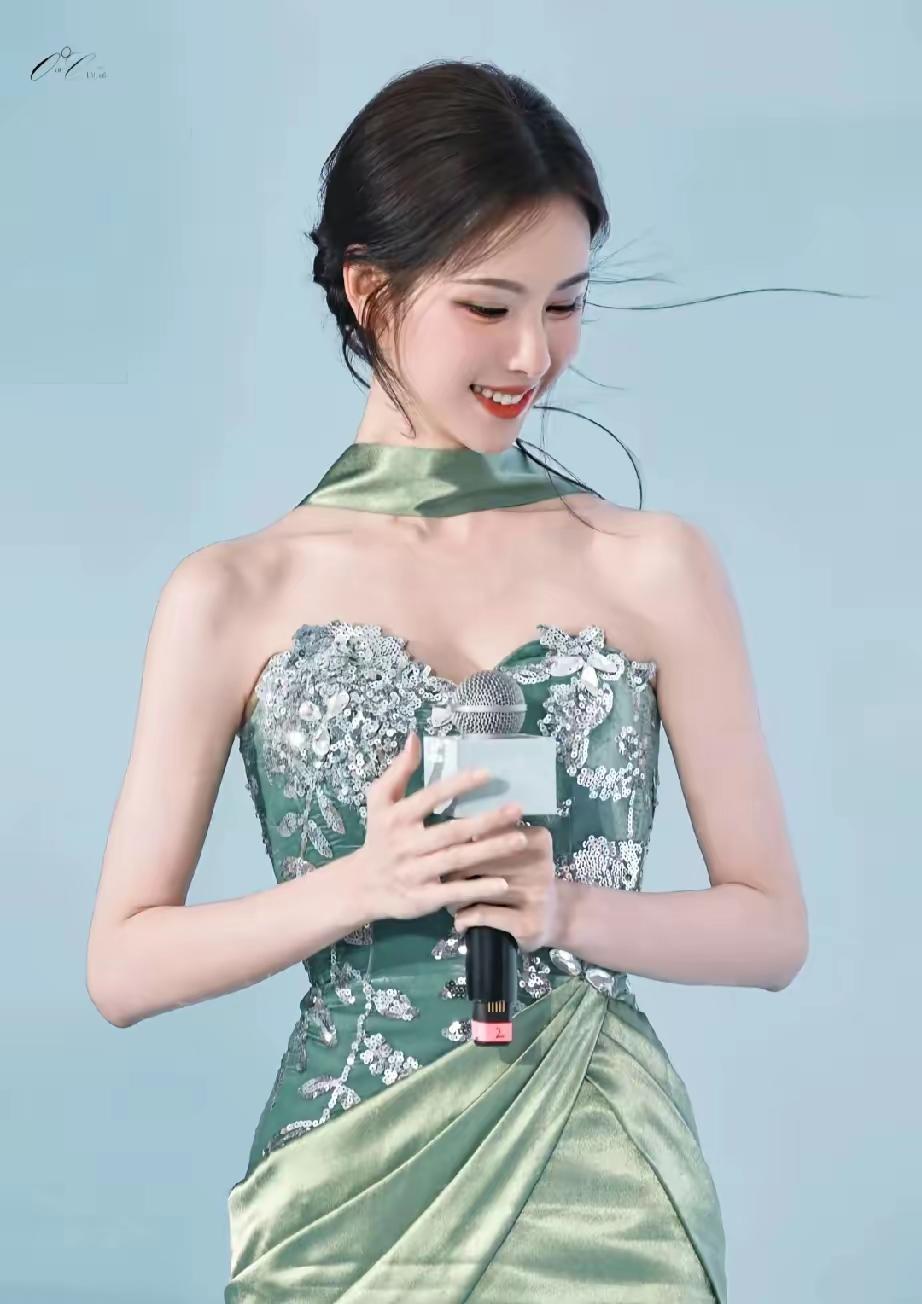 她的高中母校厦门一中也是厦门重点中学，百年名校🌹曾以优异的成绩考入南京航空航天