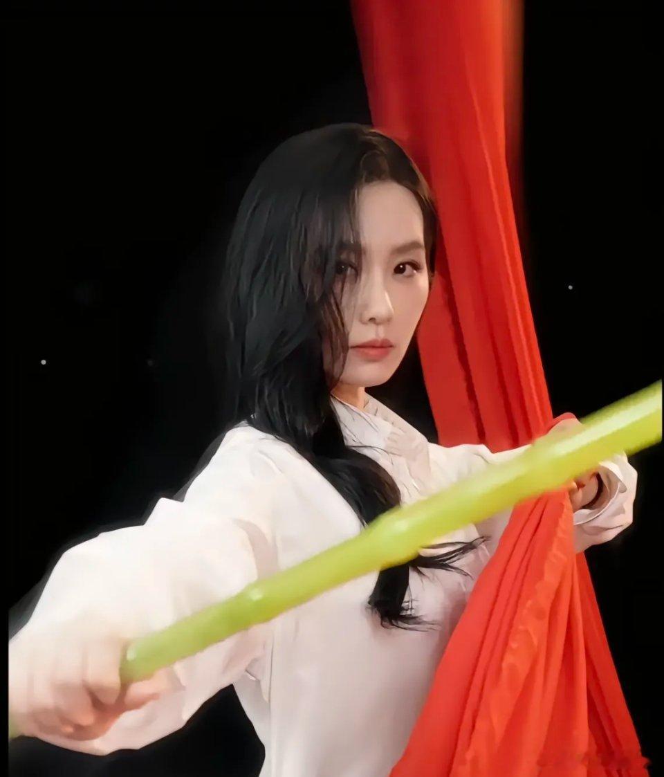 我终于理解什么是淡颜天花板了！妆那么淡穿那么素却是绝美[赞]刘诗诗酷飒，期待刘诗