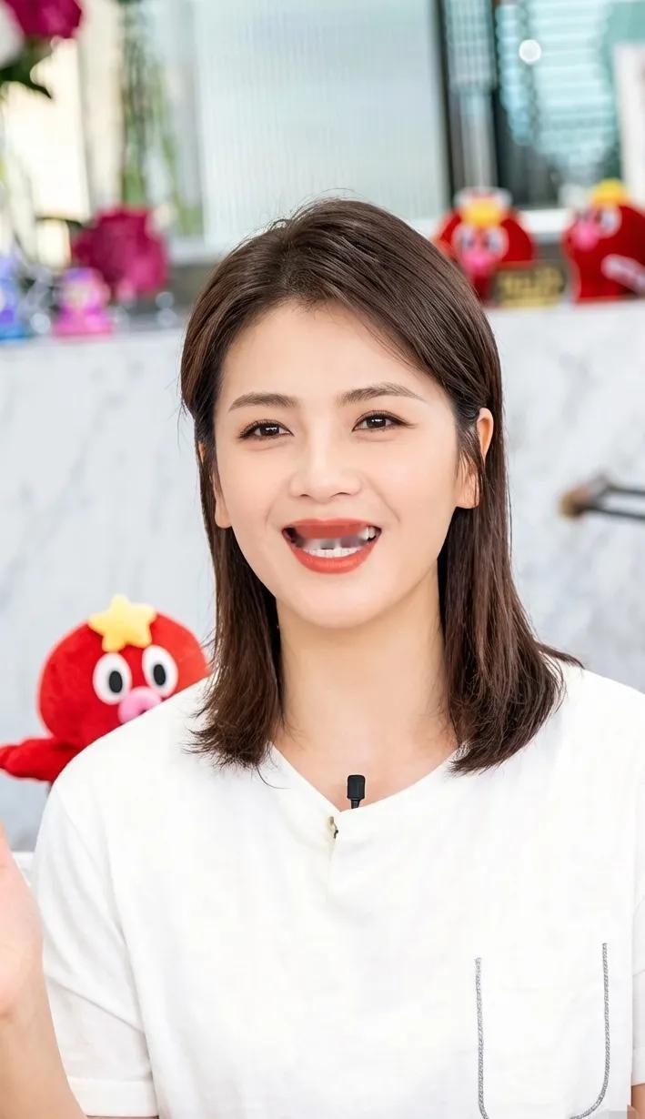 刘涛这笑脸T，把“元气松弛感”焊身上了！谁懂啊！一件简单白T+短发，笑起来