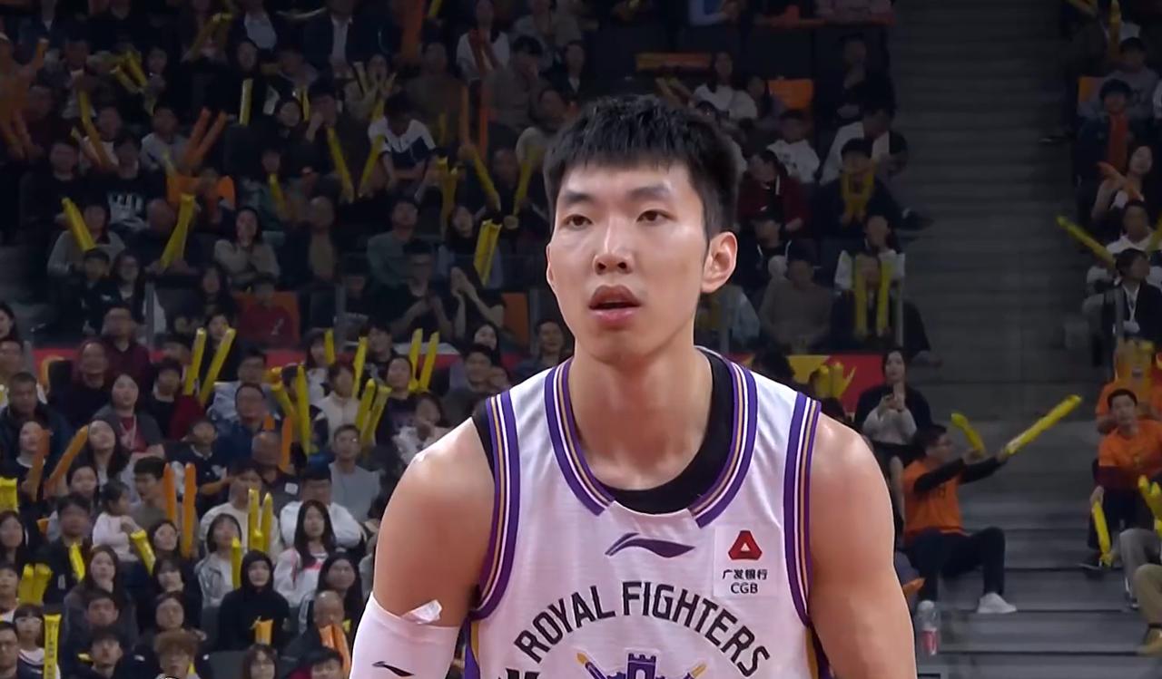 巨星！完胜胡明轩、徐杰，关键的时候连续三次单打成功球迷：挽救了张庆鹏CBA常