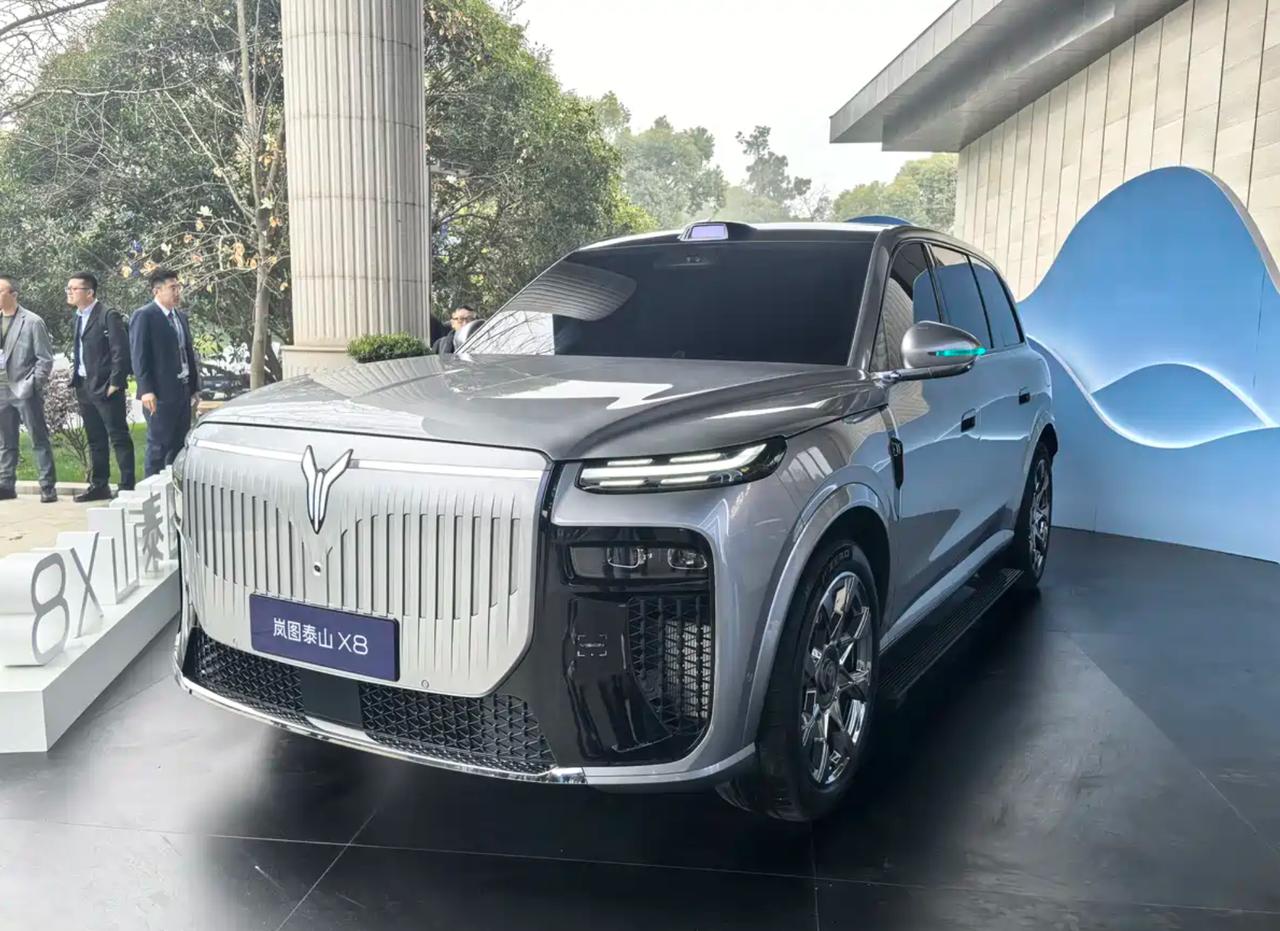 小号岚图泰山？岚图泰山X8实车亮相日前，岚图全新SUV车型-泰山X8迎来首次实
