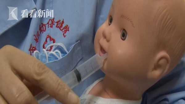 视频|捏鼻强灌易引发肺炎甚至窒息 专家教你给宝宝科学喂药