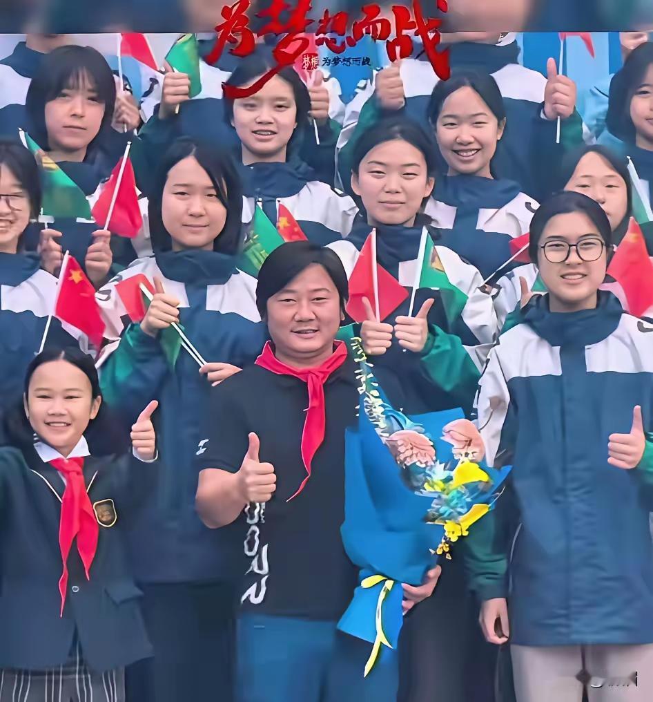 有种预感，张雪这回要当“国民好爸爸”了。为了儿子学校运动会，召集公司全体车手