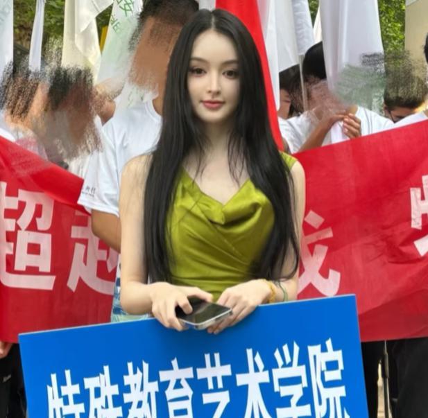 前有北京艺考“素颜”女孩，现有西安“AI美女”聋哑女孩，俩美女明明长相不同，却