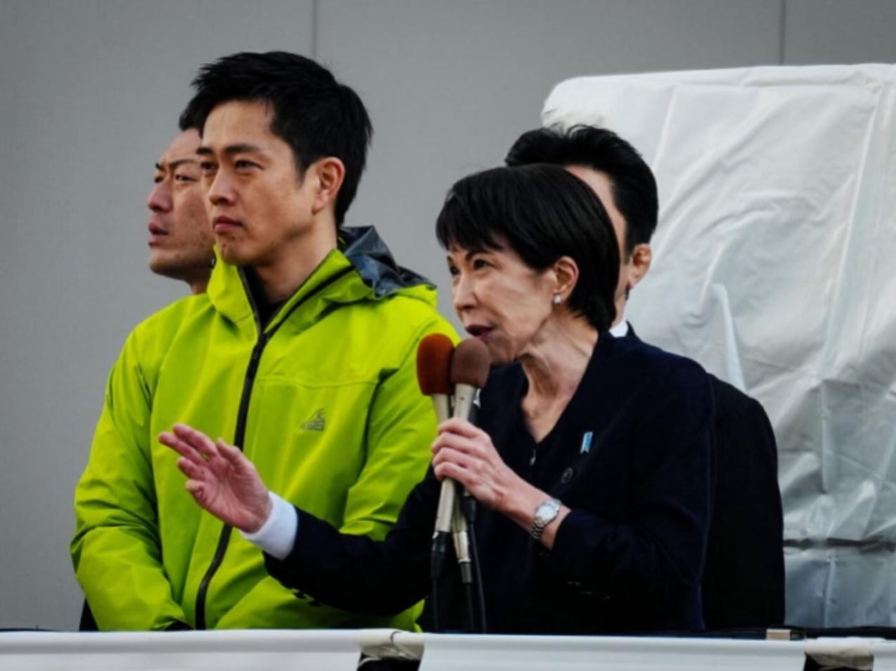 东京大规模抗议：高市下台，民众心声！2月26日，在东京日本国会众议院外面，出现了