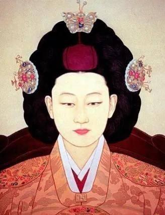 1884年，袁世凯平定朝鲜变乱，国王李熙邀请他住进宫中。谁知，近水楼台，袁世凯与