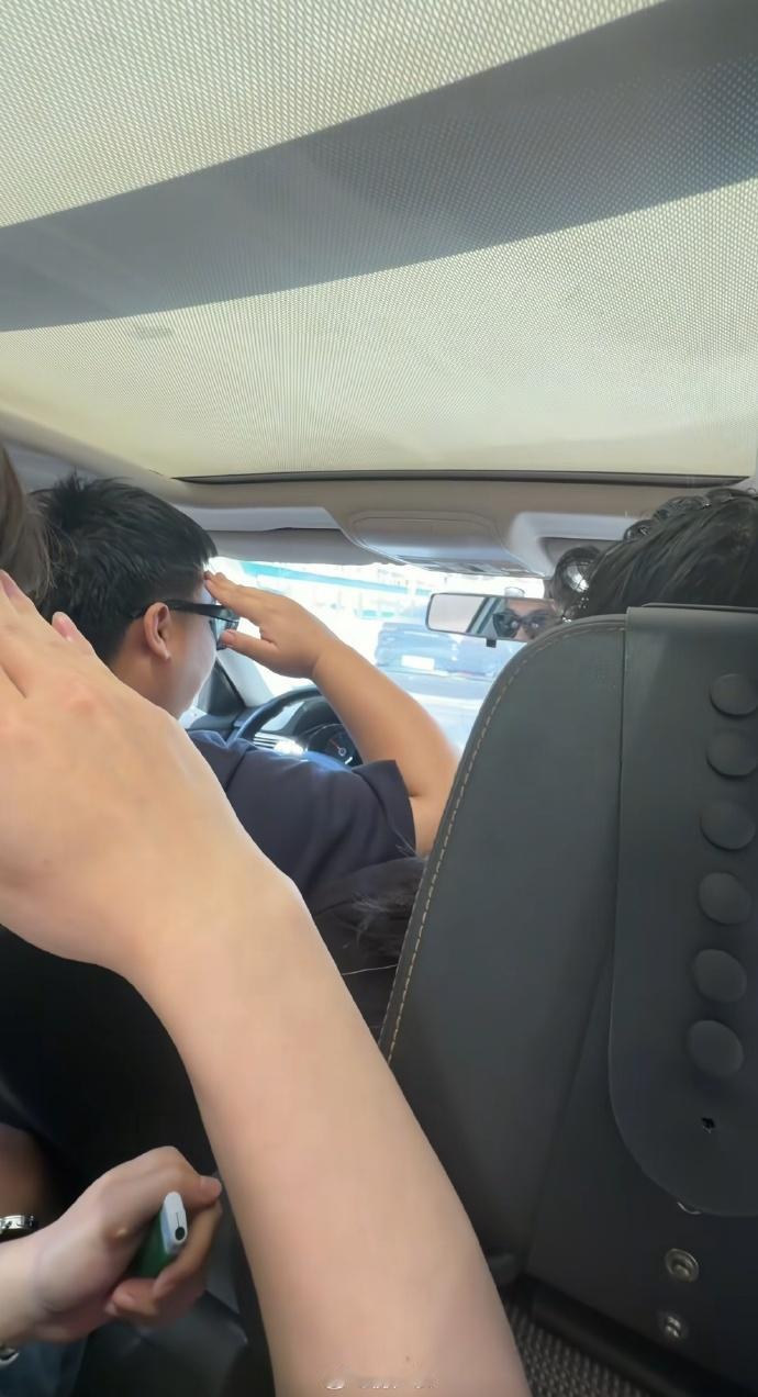 之前跑到华为手机店敬礼，现在他们在路上又给鸿蒙智行汽车敬礼，这都啥人啊[汗]