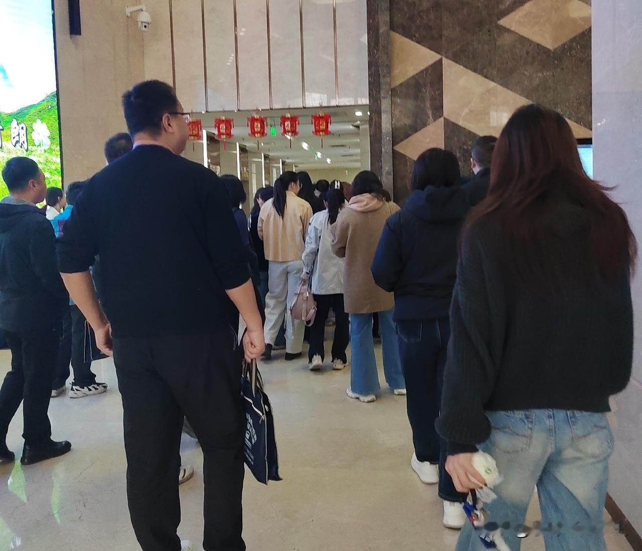 [捂脸哭]刚才茶水间一个同事说起他侄女儿相亲遇阻的事儿，我听着真的大吃一惊！他