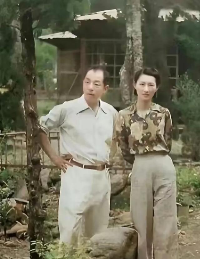 张学良在软禁的时候很喜欢喝可乐，每天要喝三四瓶。当时1美元可以买20瓶可乐，3.