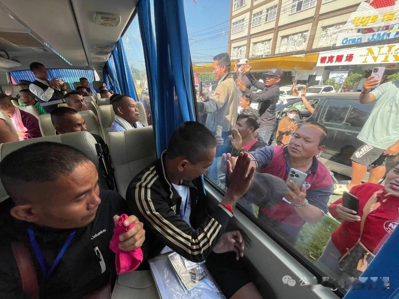 18名柬埔寨士兵回家了泰柬停火协议达成之后，边境附近突然出现了近期少有的宁静。