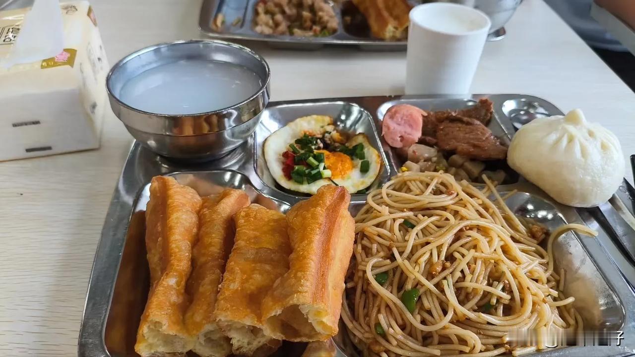 亲戚在老家的卷烟厂上班，三餐都是免费的自助餐。这是他今天拍摄的早餐。对于我们
