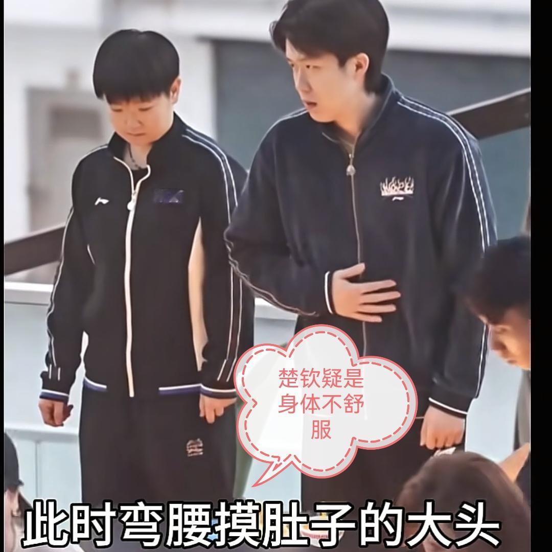 昨天抵达香港后，主办方在维多利亚港给远道而来的参赛运动员拍了合照，楚钦在和莎莎拍