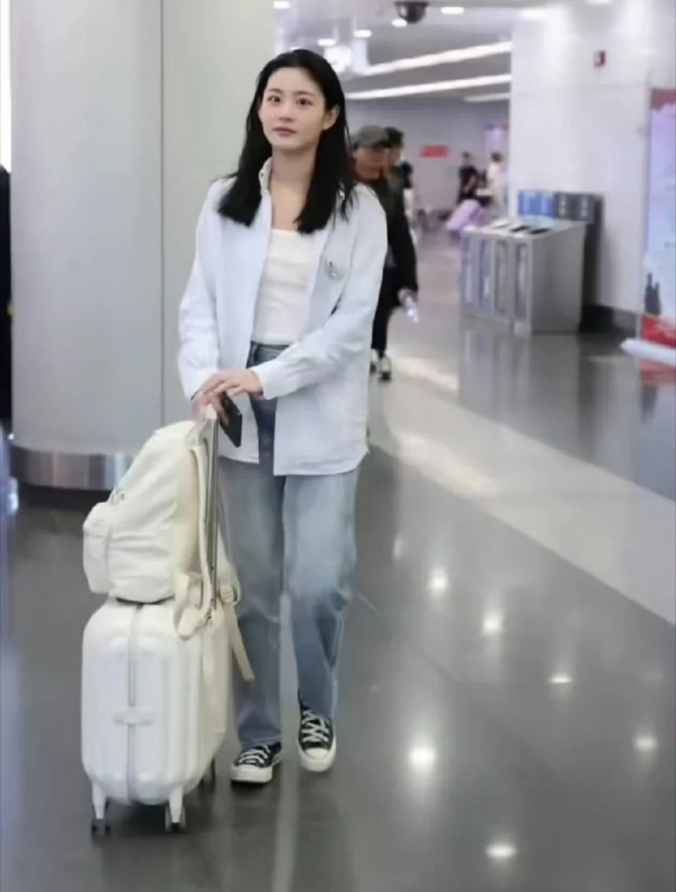 刷到赵晴素颜赶飞机的照片，这姐不化妆都这么美，于正人品不讲这眼光真“毒”，挖到这