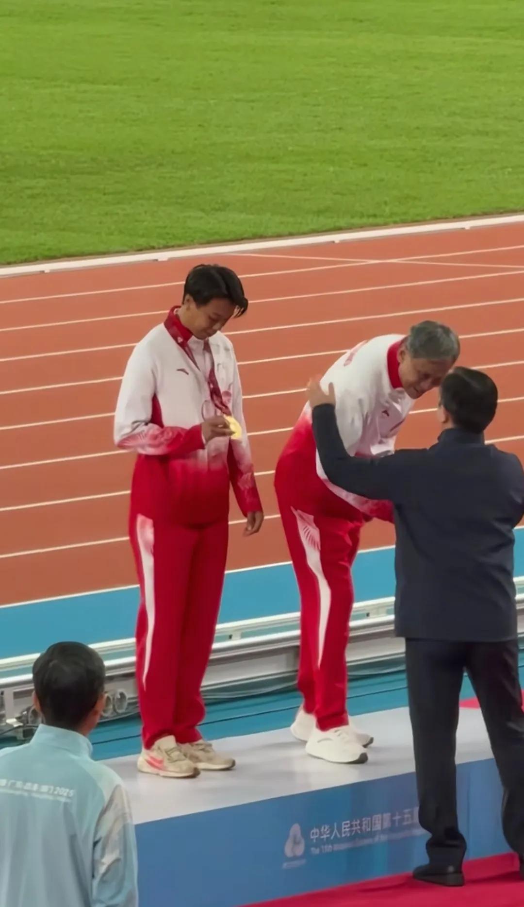 看到刘景扬站在领奖台上，低头摸着手中的金牌的那一刻，我想最激动的不单单是她，