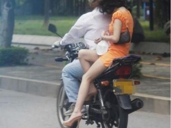 1989年，黑龙江一女子没穿内裤坐摩托车，裙子被吹起来，被同村青年看到后调侃了一