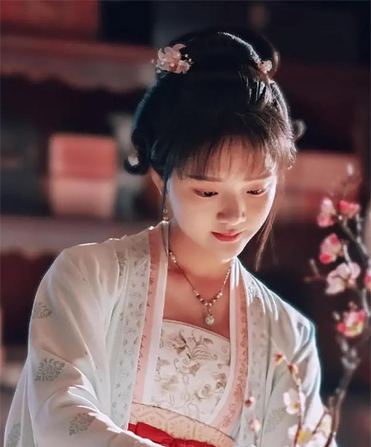1191年，宋光宗洗澡时，瞧见一旁服侍的宫女露出的洁白细腻的肌肤，光宗见她指若春