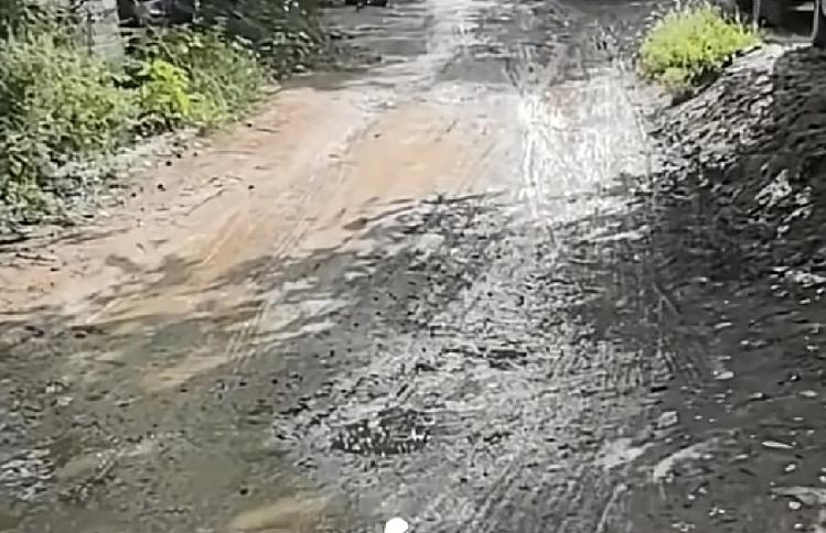 这样的工作效率，是否也太明显了四川宜宾一个村子，多年来，道路一直没有翻修根据