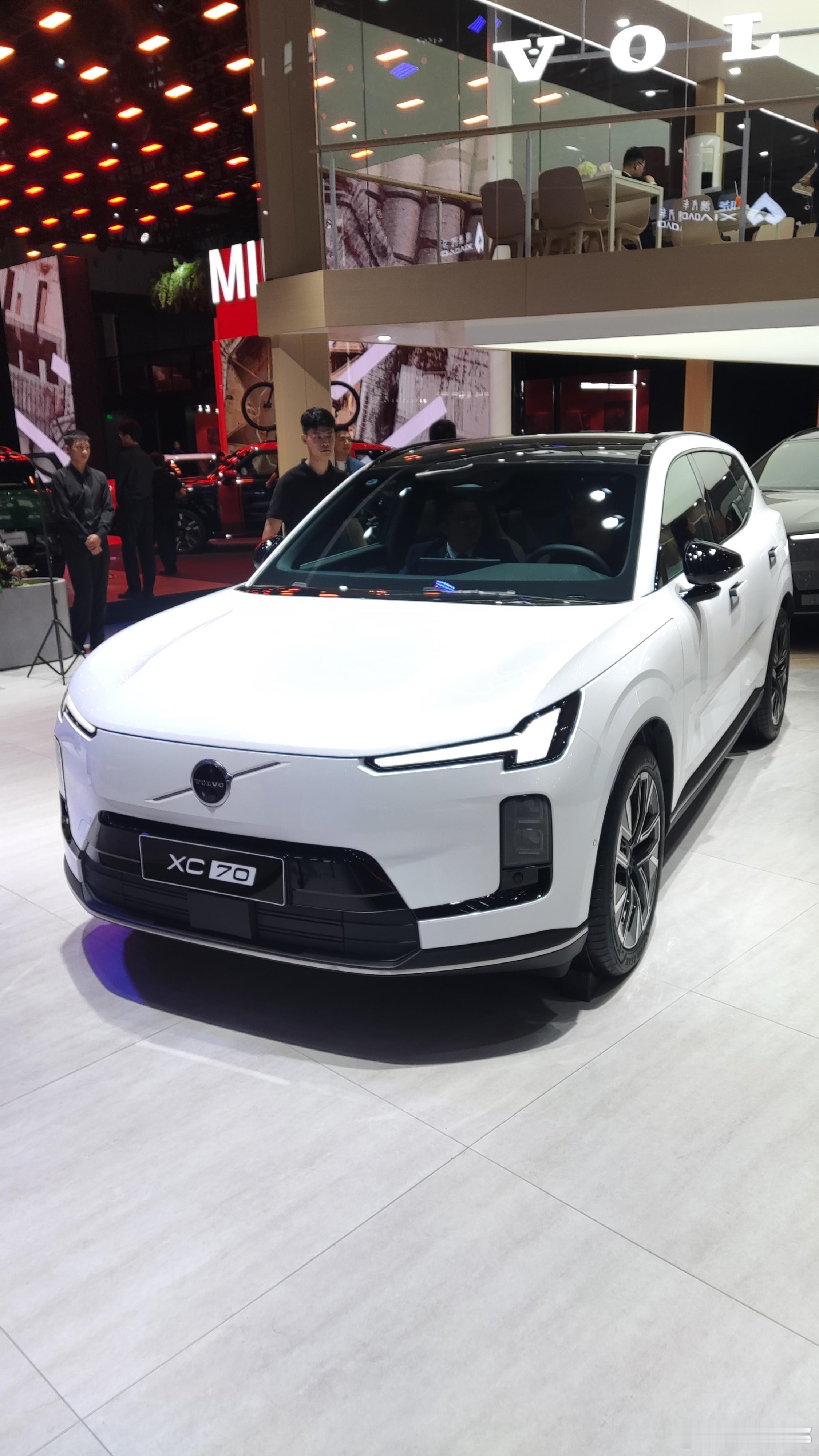 2025成都国际车展沃尔沃展台的XC70必须得瞧瞧！这车浑身散发着低调奢华范儿