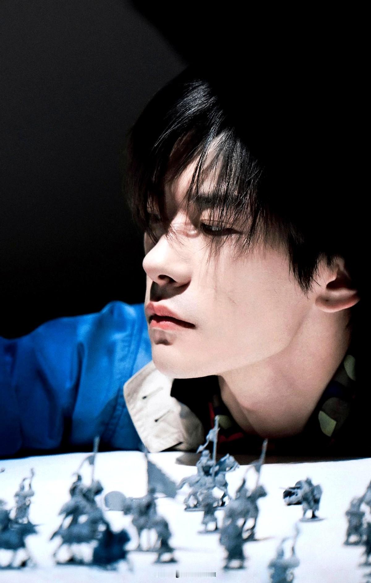 TFBOYS解散才是最终归宿？这话恐怕没人敢接。易烊千玺，17岁就一头扎进电影圈。一部《少年的你》撕