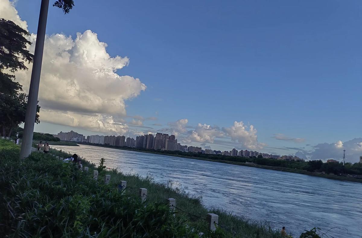 200块买我24小时？这点钱，连点外卖都不够，却想买断一个老师的夜晚和周末。