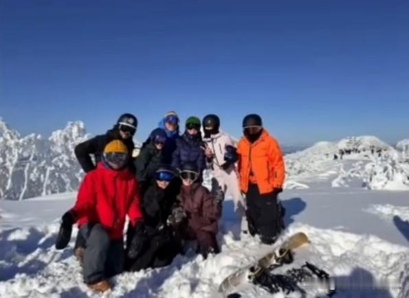 梁朝伟、刘嘉玲夫妇现身日本北海道滑雪，都知道梁朝伟酷爱滑雪，12月20日他再次现