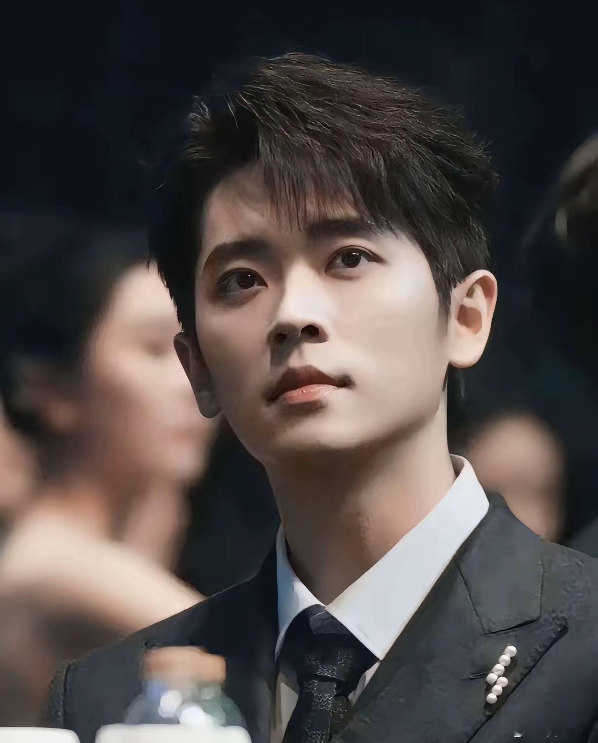 丞磊为什么没有成为顶流？原因太简单了，不是他长的不帅，也不是演技不行，而是他的年