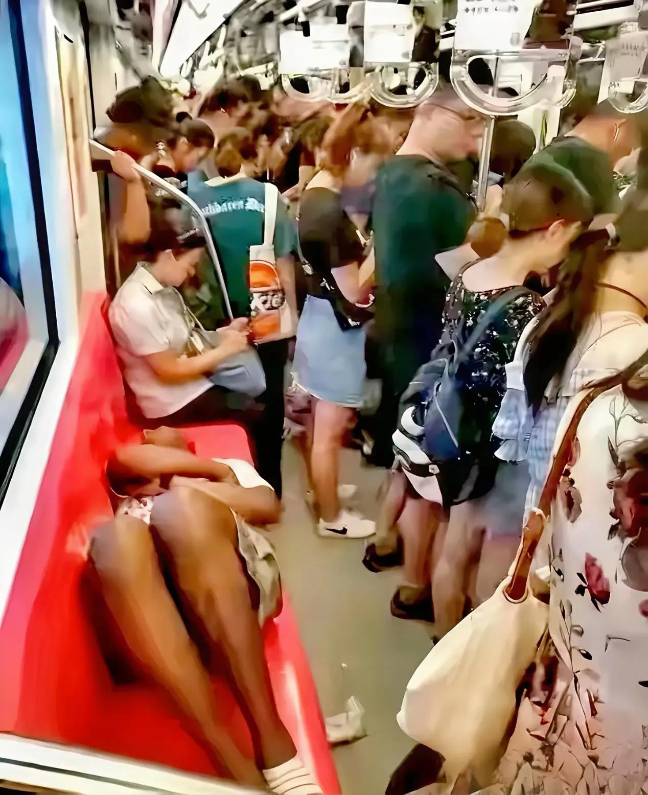 国际友人的素质亟待提高！前一段时间我们一家三口出去旅游，在南方一个大都市的繁华