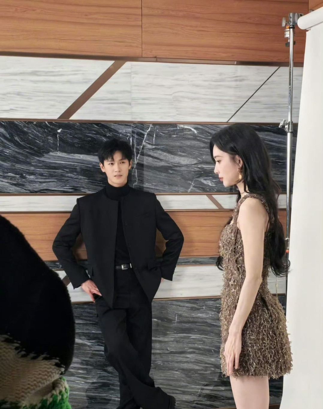 孟子义李昀锐未公开合照，这又是什么好东西！他在笑她在闹