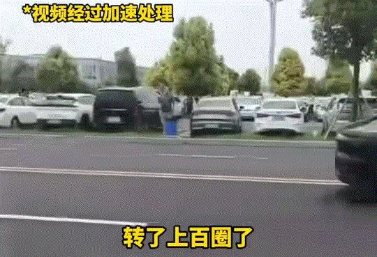 7月24日，一男子发视频反映，四川成都天府机场附近的一个停车场内，一辆小车在场内
