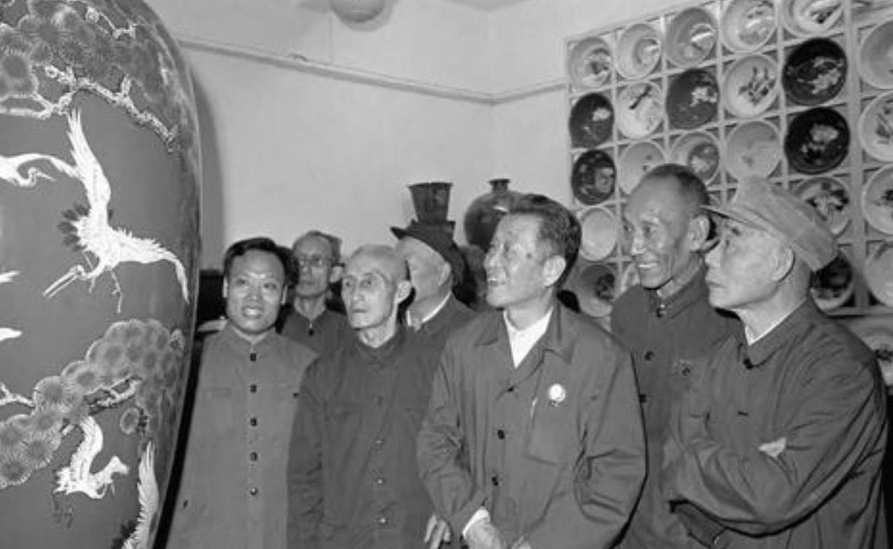 1955年，在功德林管理所内，几个国民党战犯闲聊，纷纷讲：“当年，我黄埔毕业，如