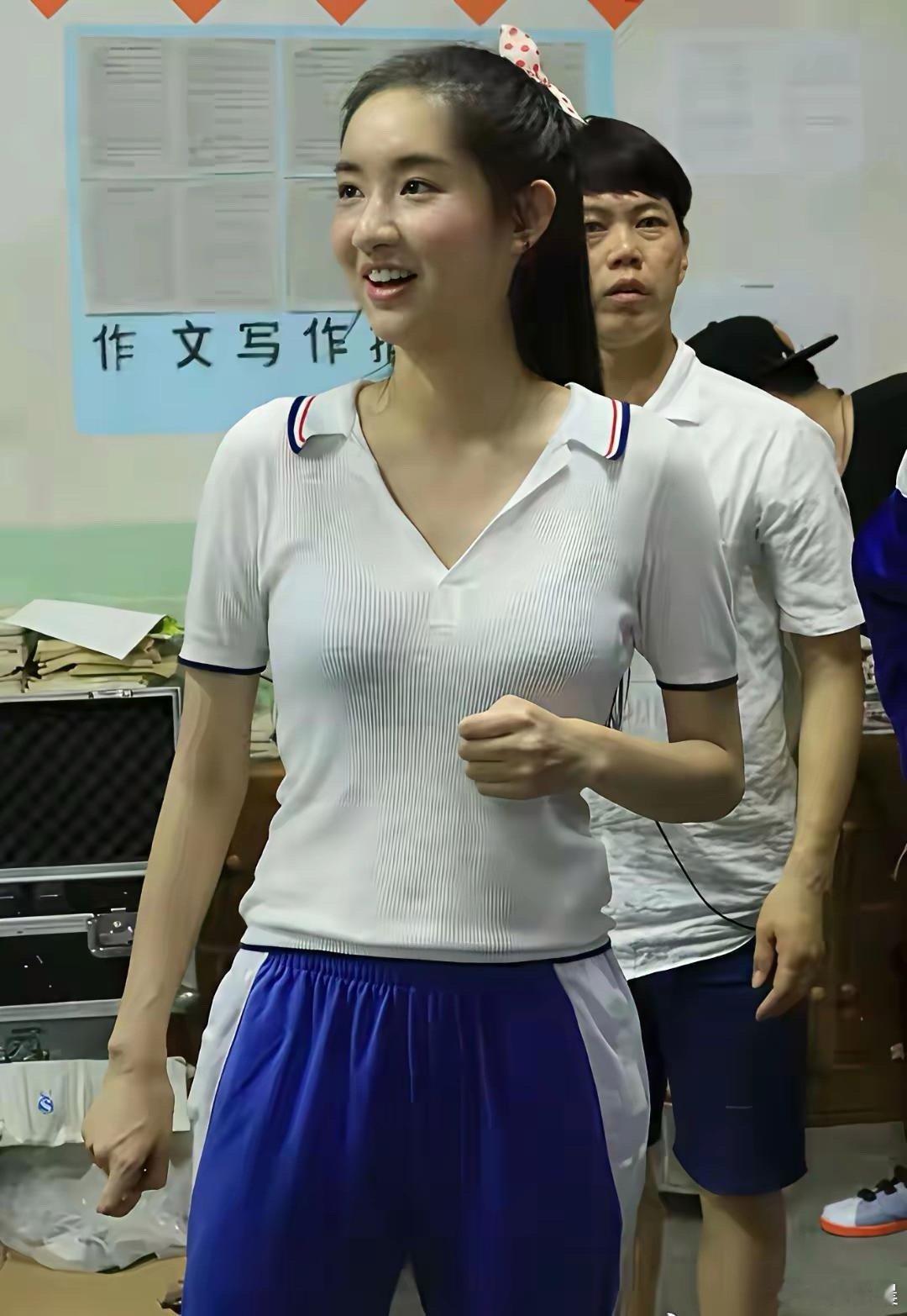 王玉雯的校服设计感拉满，身边同学太幸福了！​​​