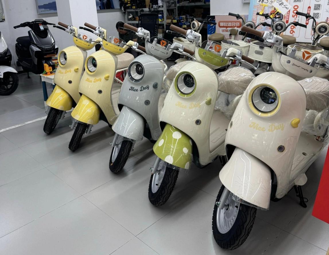 新国标电动车到底长啥样？今天在实体店里看到了雅迪的新国标电动车，从前面看非常的美