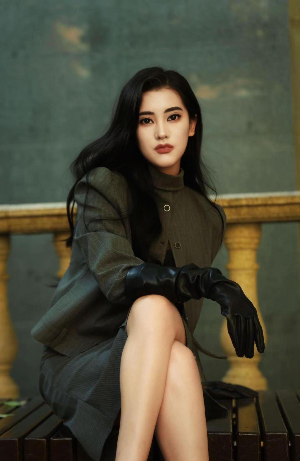李嘉欣没来上海，但上海的风衣女郎，真把全网骗了一整晚。照片没P，人也不是她，可