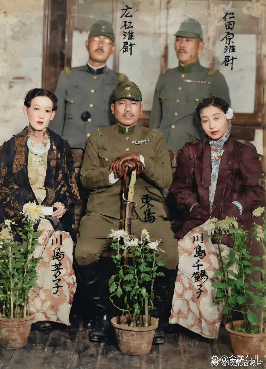 1937年，天津。日本女间谍川岛芳子（金璧辉）在东兴楼与日军的合影。这是真实照片