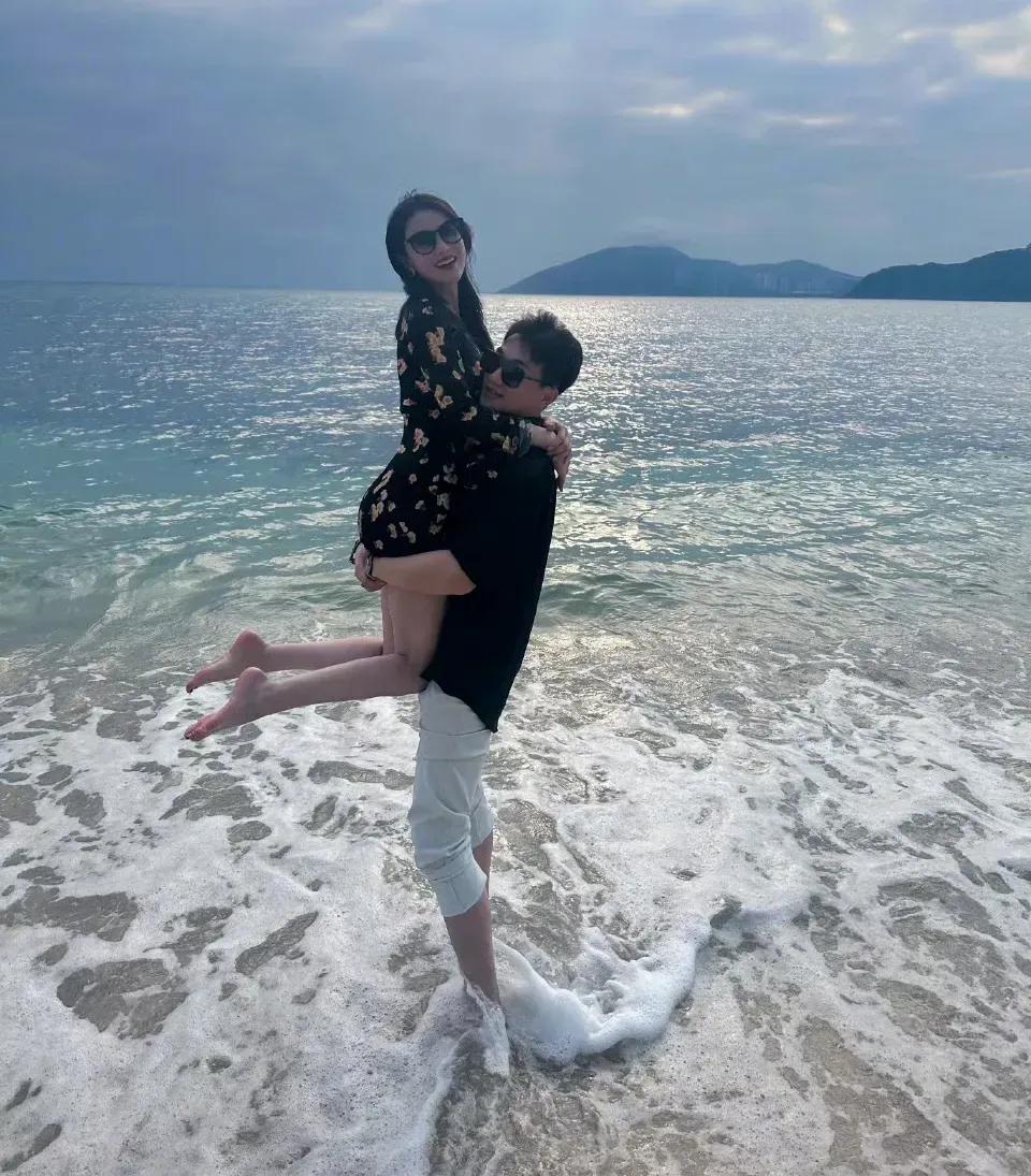张馨予何捷结婚七年，愣是没晒过一件奢侈品，是低调还是不在乎？别人秀恩爱靠豪车