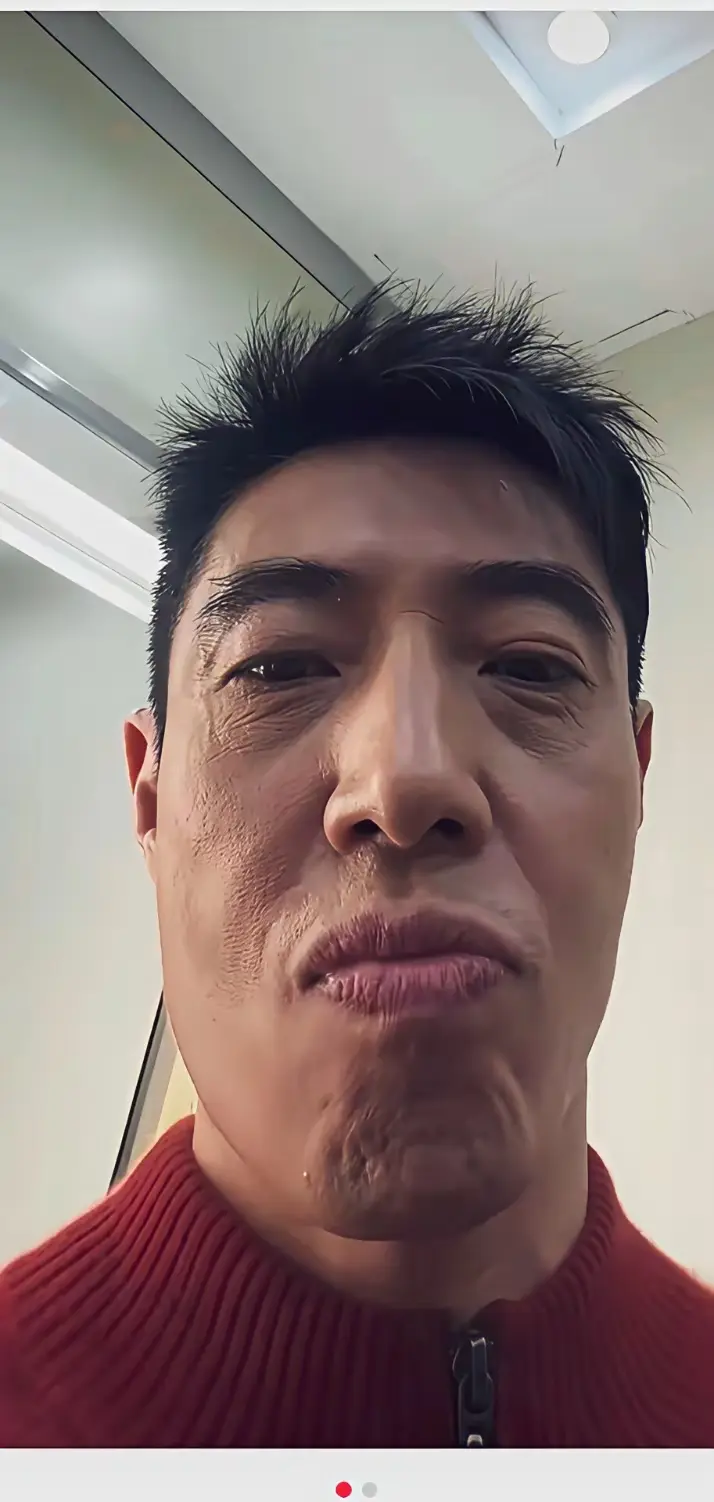 幽默诙谐的撒贝宁老师，别人春节都晒美照，他却晒出一张马脸自拍照。