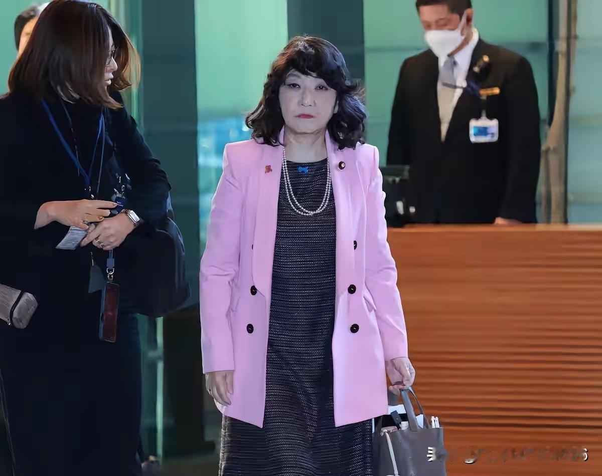 日本财政大臣片山皋月12号对中国发出威胁，要求中国向包括日本在内的西方工业国G7