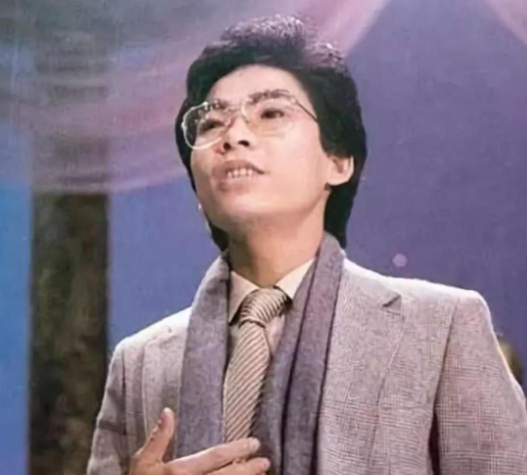 1984年，歌手张明敏得知我国举办亚运会的经费，还差了6亿的缺口时，毅然决然的卖