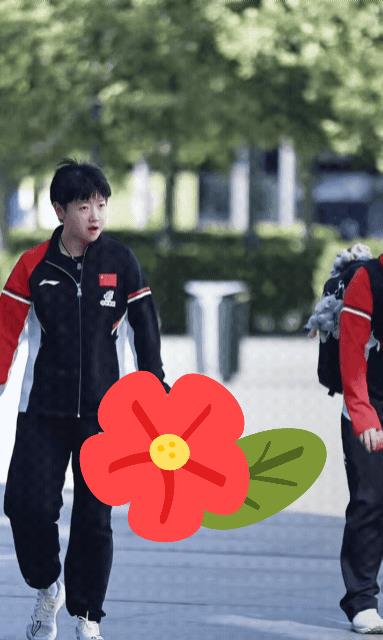 莎莎路遇瑞典小帅哥跑过来要求合影的小手往后一背拍照后莎莎低着头继续走一