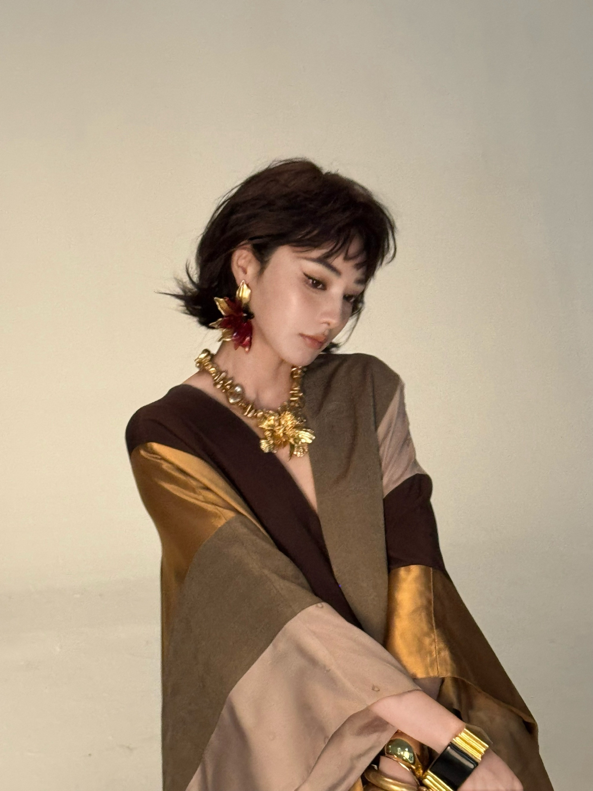 彭小苒眉上刘海彭小苒最新封面大片眉上刘海造型，法式风情拉满！